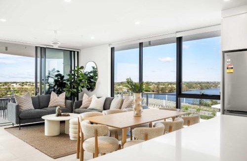 Birtinya Apartment | St Clair Luxury Lake Kawana Living