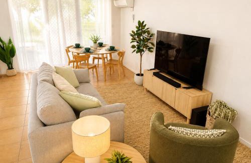 Mermaid Beach Apartment | Family Resort, 5 Pools, Water Park & Sleeps 4