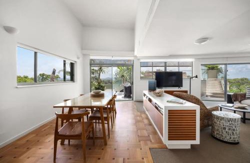 Noosa Heads Apartment | Hastings Park: Modern, Ocean View Retreat