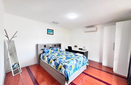 Morley House | Tiffany's homestay in Morley, Near train station