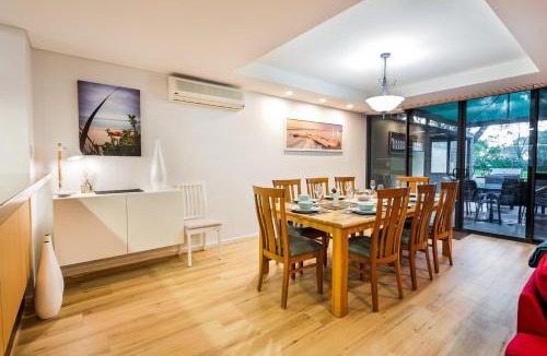 Broadwater House | Broadwater Bliss - Beachside Escape with Resort Perks