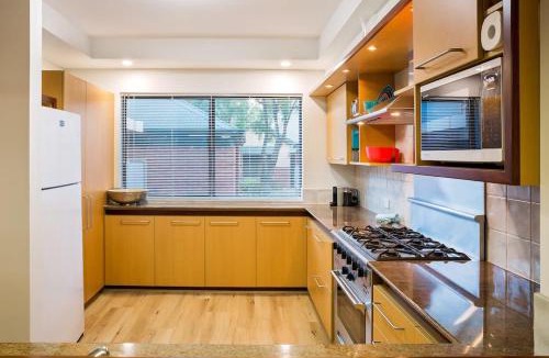 Broadwater House | Broadwater Bliss - Beachside Escape with Resort Perks