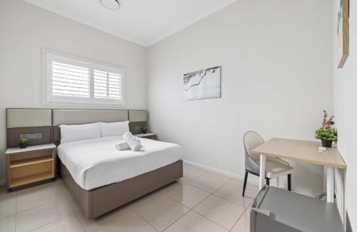 Seven Hills House | Modern Double Room Near Station & Easy M2 and M7 with Shared Bathroom and Amenities