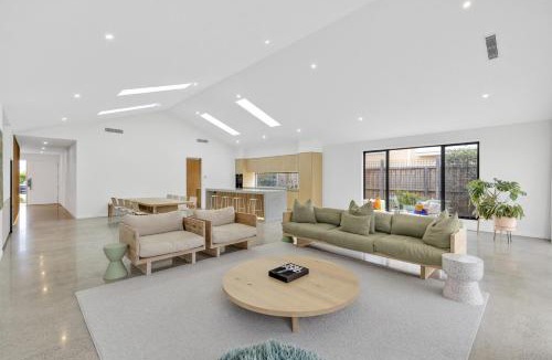 Ocean Grove House | Duneview Luxe Ocean Grove Sleeps 8, 4 bedroom, aircon,heating throughout, Designer quality, Perfect wedding stay, family friendly, Beach, Park, Shops