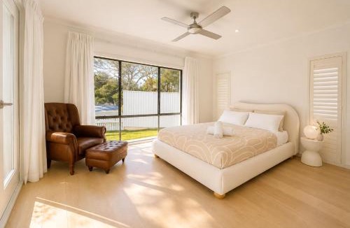 Biggera Waters House | 4BR Waterfront Holiday Home - Spacious Nature & Serenity in Briggera Waters
