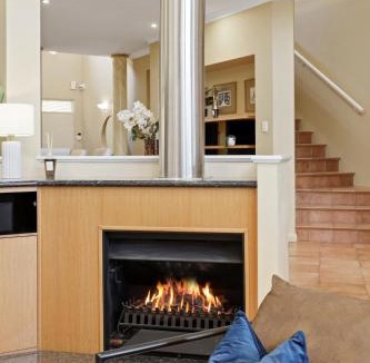 Applecross House | Elegant Riverfront 5BR Family Retreat with Pool
