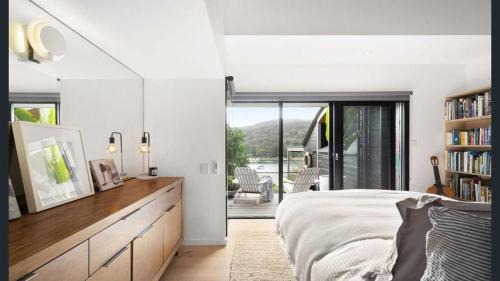 Coasters Retreat House | Pittwater Waterfront Retreat Ferry or Water Access