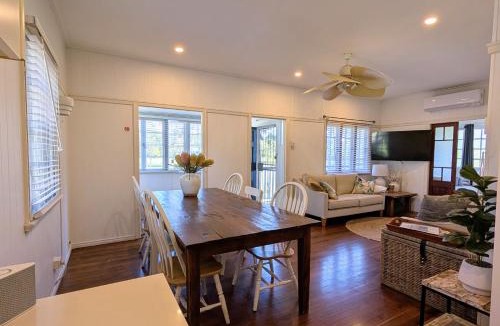 Peregian Beach Cabin | Lake Weyba Noosa Lodge & Kangaroos