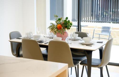 Box Hill House | Stylish Brand New 3-Level 3BR Home & Sleeps 10