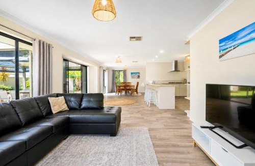 Broadwater House | Beach Walks & Backyard Fun at Sandpiper