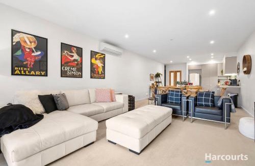 Geelong Apartment | Bright 3-Bed Apartment by Western Beach