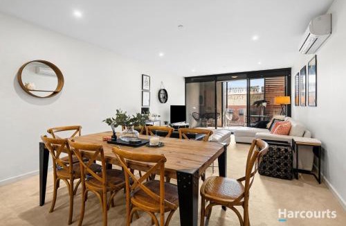 Geelong Apartment | Bright 3-Bed Apartment by Western Beach