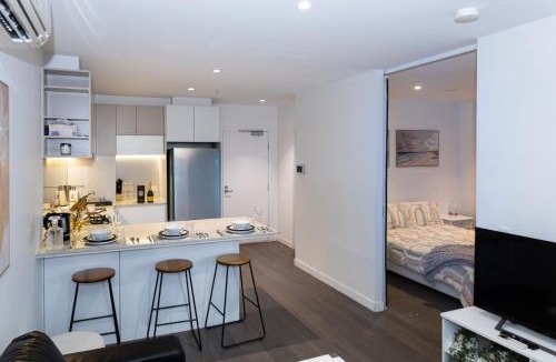 Melbourne Central Business District Apartment | Lux 2BR CBD Apartment with Pool Spa Gym and City Views