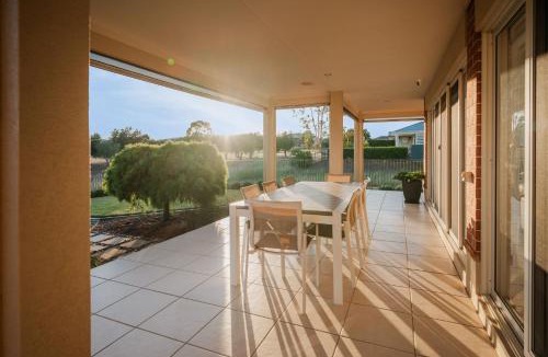 Hillvue House | Golf Course Retreat, 3BR Family Home with Stunning Views
