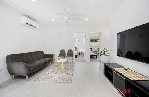 Woodbine House | MetaWise BnB Modern 2BR Self-Contained Guest Suite