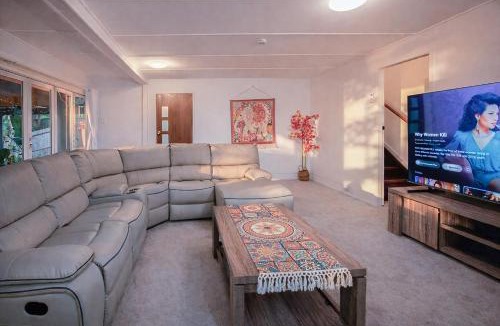 Indooroopilly Villa | 5BR Pool - BBQ Retreat - Sleeps 11 max - EV Station