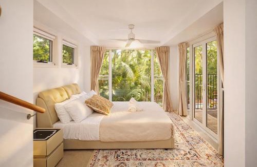 Indooroopilly Villa | 5BR Pool - BBQ Retreat - Sleeps 11 max - EV Station