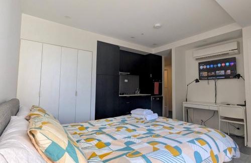 South Yarra Apartment | South Yarra Studio - Free Parking, Gym & Balcony Views