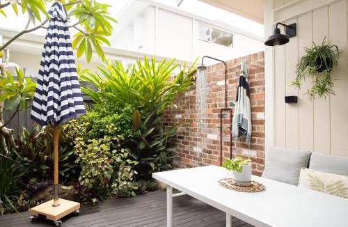 Suffolk Park Apartment | Alcorn Garden Studio - Dog friendly 2 mins walk to beach