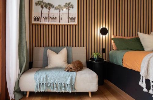 Suffolk Park Apartment | Alcorn Garden Studio - Dog friendly 2 mins walk to beach