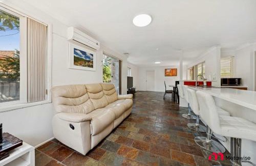 Castle Hill House | MetaWise Cozy Family Room5 in Shared Home Free Parking