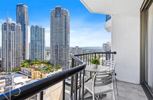 Surfers Paradise Apartment | Emerald Sky Retreat