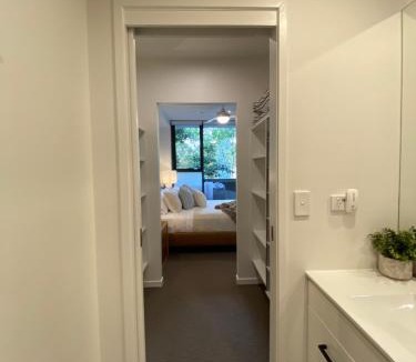 Cannon Hill Apartment | Luxe Retreat - Airport 13 mins, Free Parking, Train, Bus, Shops & Parks Nearby