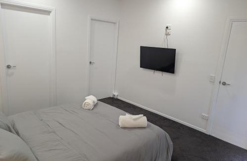 Oxenford House | Private 2-Bedroom Flat in Oxenford - Quiet, Comfortable & Close to Theme Parks