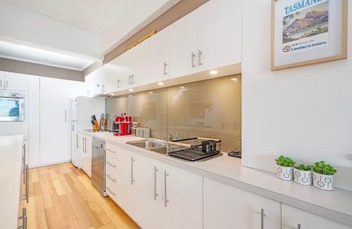 Lindisfarne House | Eastern Shore Escape - Panoramic Modern Comforts