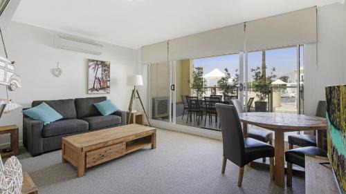 Ettalong Beach House | Poolside Paradise Ettalong Beach Resort