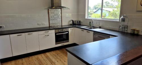 Huskisson House | Seabreeze Cottage by Book Jervis Bay Cosy Couples Retreat Stay by the Beach