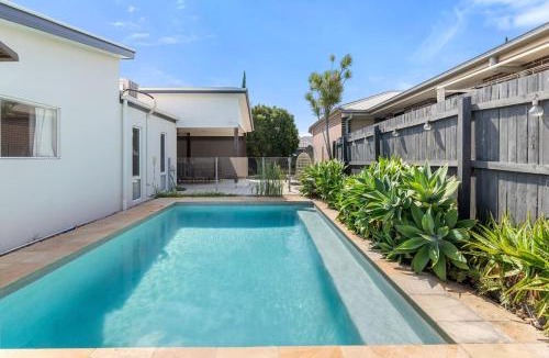 Mango Hill House | Family Holiday Retreat 4 Beds and Pool