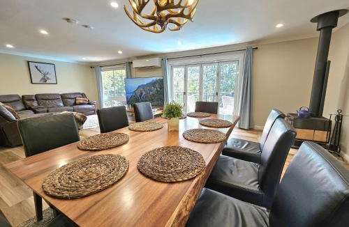 Sydney House | Luxury Mountain Retreat with Gym, Heated Private Pool & Bush Views