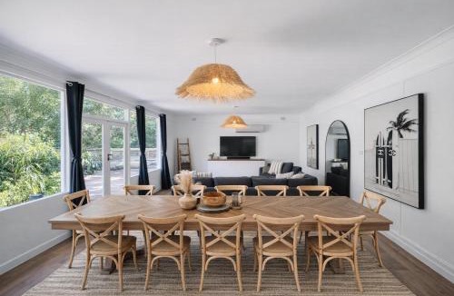 Bolong House | Wave & Willow Retreat- Sleeps 16 & 5 mins to beach
