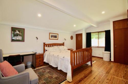 Huskisson House | Burrill's Cedar Cottage by Book Jervis Bay - Walking Distance to Water