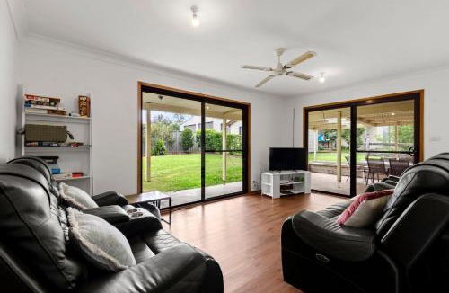 Callala Bay House | Callala Calm Pet Friendly 5 Mins Walk to Beach