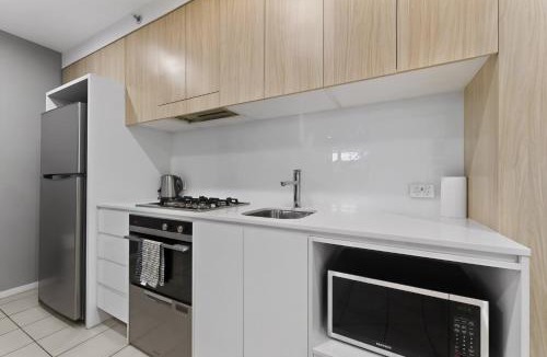 Hamilton Apartment | Portside Wharf Retreat with 1 - Bedroom King Bed