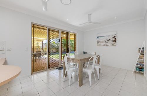 Buddina House | Pet-Friendly Retro Beach House - Walk to Dog Beach - Sleeps 8