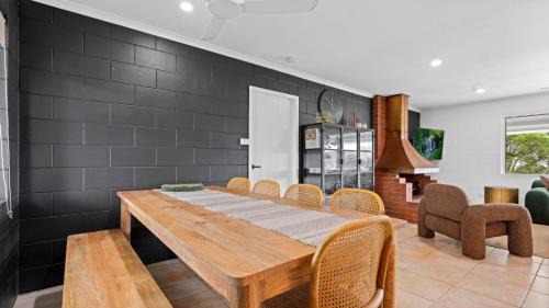 Yungaburra House | Highlands Lake House Family Home Sleeps 10