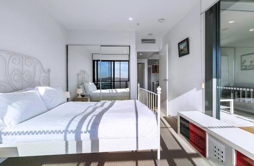 Bowen Hills Apartment | Windward - Inner-city Skyline Stay with Pool Access
