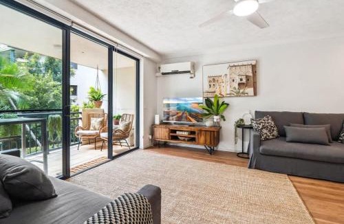 Mermaid Beach Apartment | Stylish Family Escape Sleeps10 atTurtle Beach Resort