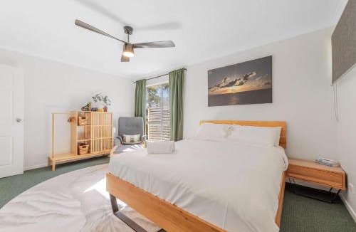 Moruya Heads House | Bush to Beach Family & Fur Coastal Retreat