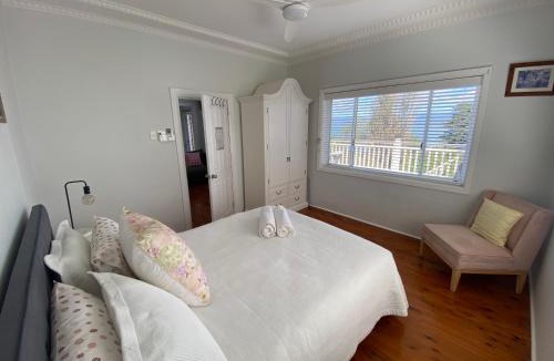 Lake Heights House | Dog friendly home with spectacular views of Lake Illawarra