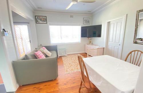 Lake Heights House | Dog friendly home with spectacular views of Lake Illawarra