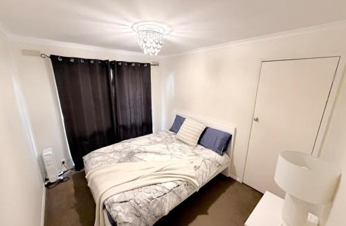 Warrnambool House | Coastal Retreat, Spacious Home with EV Charging, Alfresco, Parking & WiFi