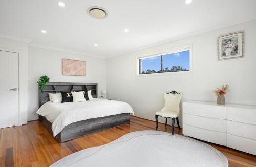Panania House | Panania 6Br house near Train Shops Sports Rivers