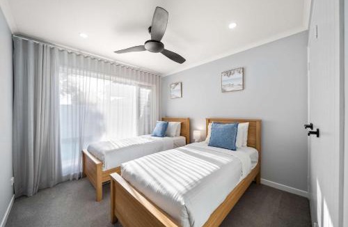 Warana House | Coastal Noir Retreat - Pool PF & Walk to Beach
