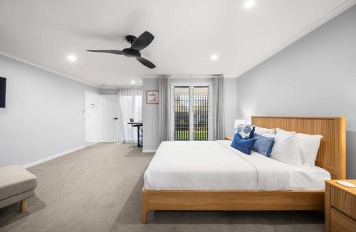 Warana House | Coastal Noir Retreat - Pool PF & Walk to Beach