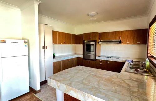 Lurnea House | Twin Room in Spacious House - L5
