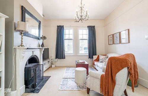 Hobart Central Business District House | Dolly's Cottage - Timeless Retreat near Hobart CBD